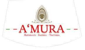 Fotograf Hannover - Logo mit einem stilisierten Emblem über dem Text „A'Mura“ in Rot. Darunter stehen kleinere Wörter: „Ristorante“, „Enoteca“ und „Trattoria“. Auf beiden Seiten von „A'Mura“ befinden sich dünne grüne und rote Linien. Fotograf in der Nähe.