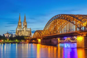 Köln Deutschland, nächtliche Skyline der Stadt am Kölner Dom (Kölner Dom) fotografiert von 360 media google 360 grad fotograf.