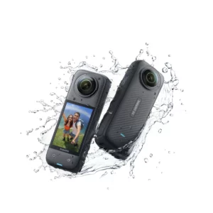 Insta360 X4 Vorderseite und Rückseite mit Wasserspritzern.