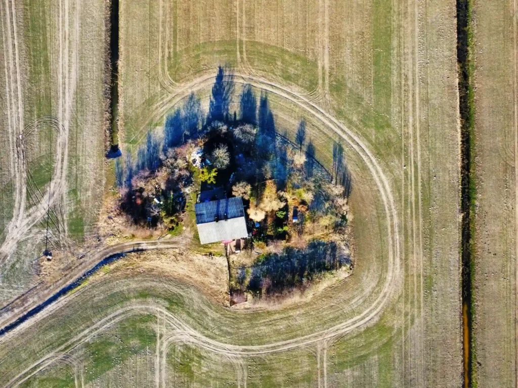 Drohnenaufnahme eines Hauses in Mitten eines Ackers von Drohnen Fotograf Hannover