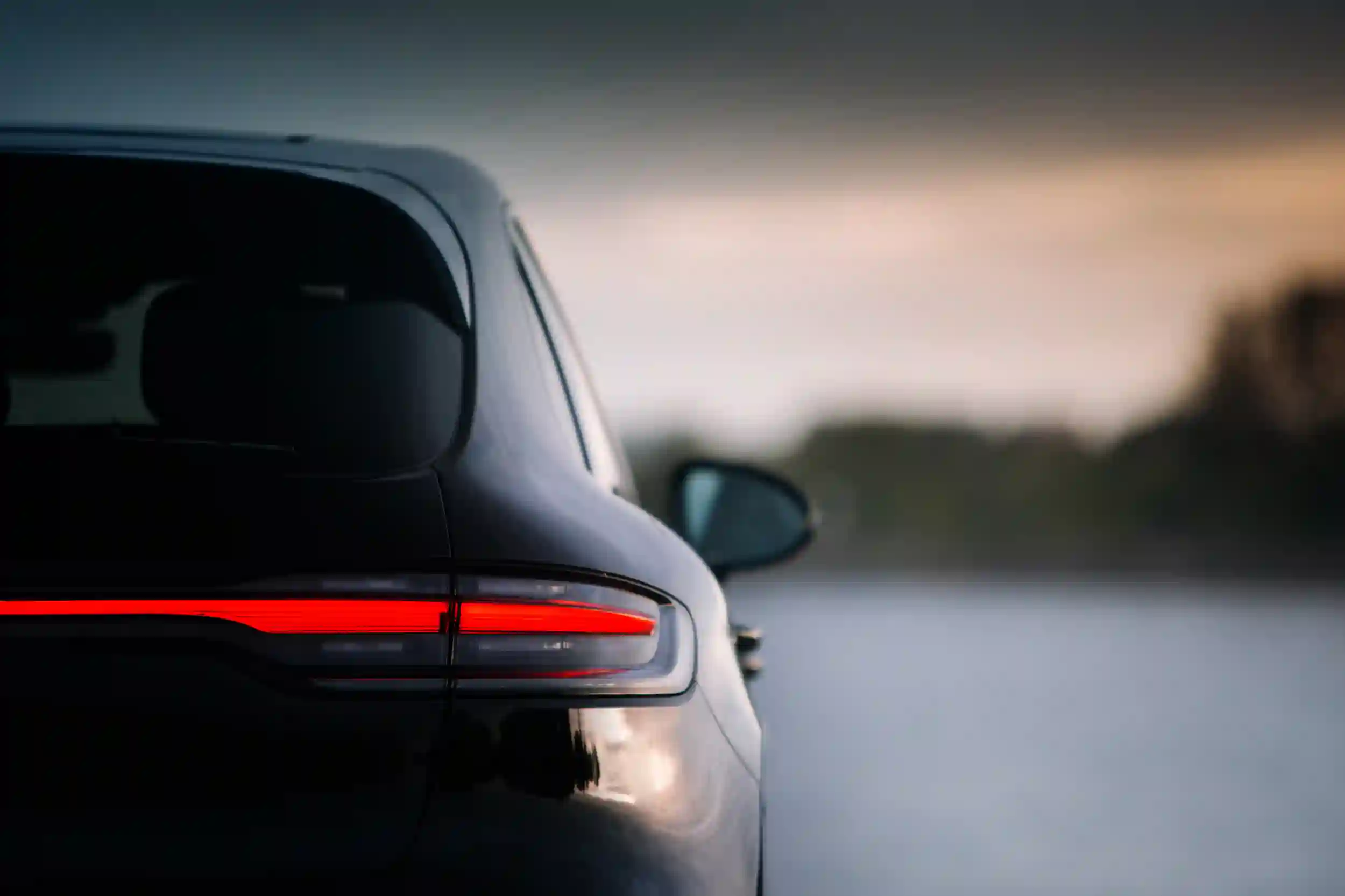 Heckansicht eines Porsche Panamera bei Dämmerung vom Auto Fotograf Hannover