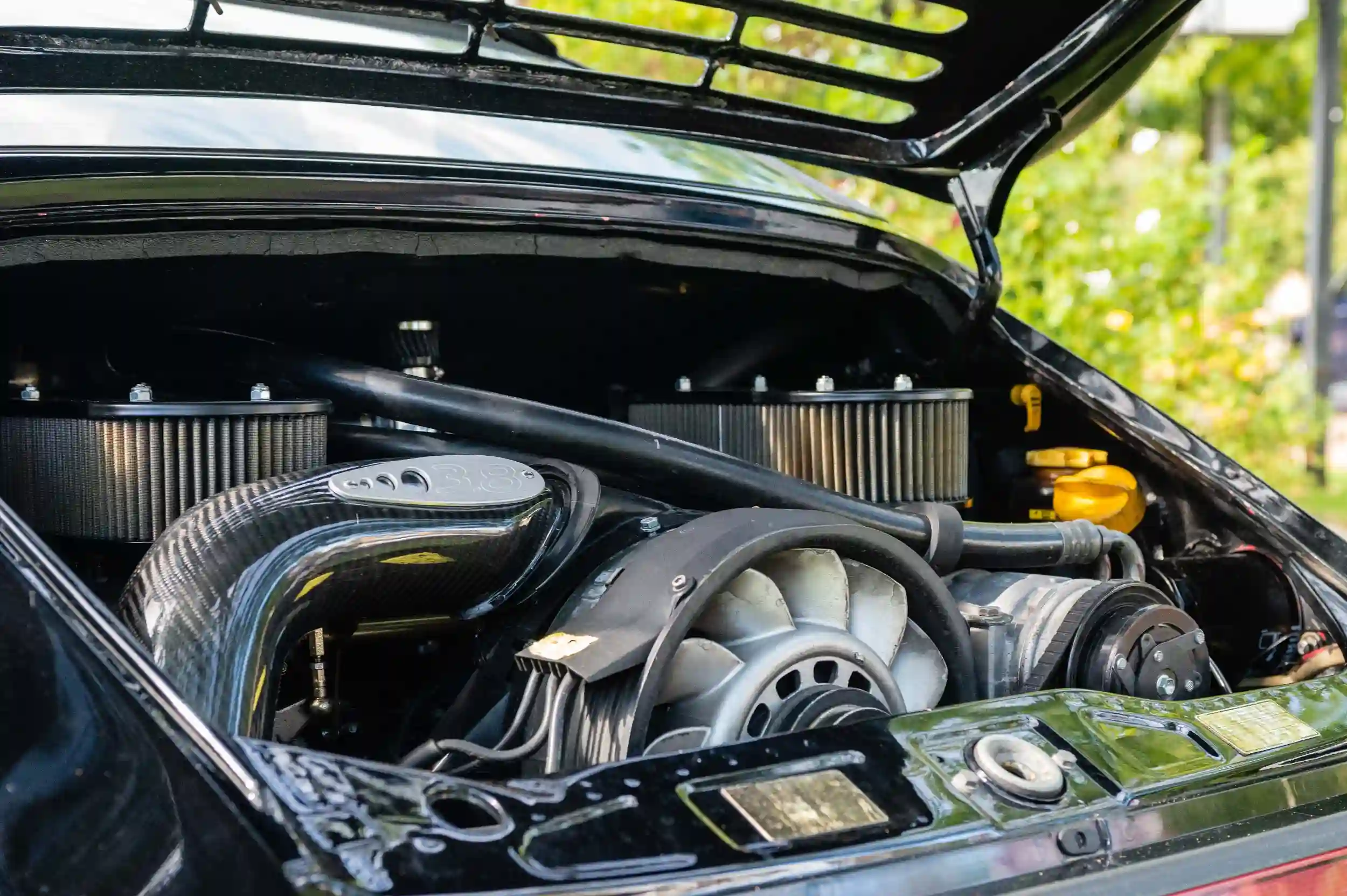 Geöffnete Motorhaube eines Porsche 964 vom Auto Fotograf Hannover