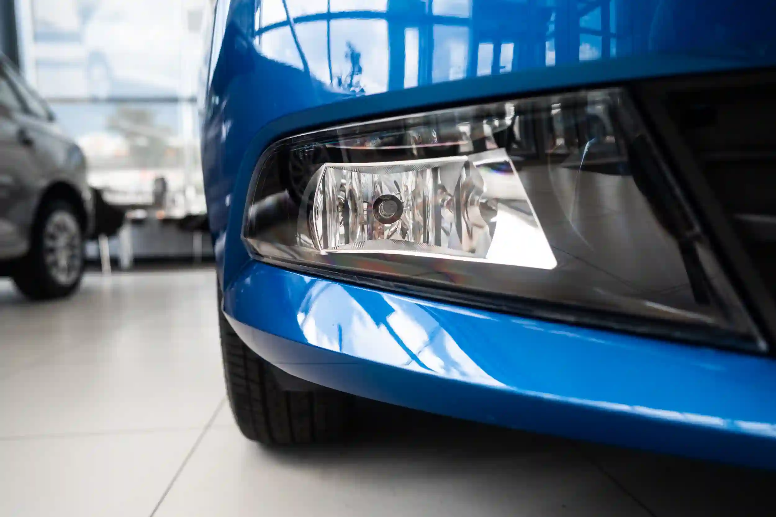 Auto-Nebelscheinwerfer eines neuen blauen Autos aus nächster Nähe im Verkaufsraum vom Auto Fotograf Hannover