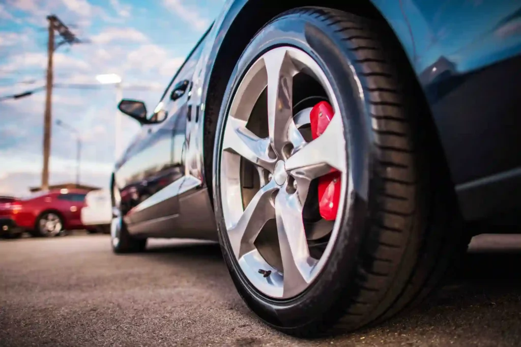 Nahaufnahme einer Alufelge an einem blauen Sportwagen mit roten Bremssätteln. Auto Fotoshooting von Auto Fotograf Hannover.