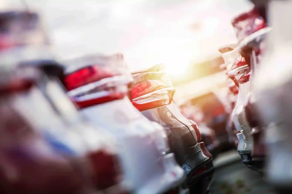 Automobilverkauf. Reihen brandneuer Autos auf dem Parkplatz des Händlers von auto fotograf hannover